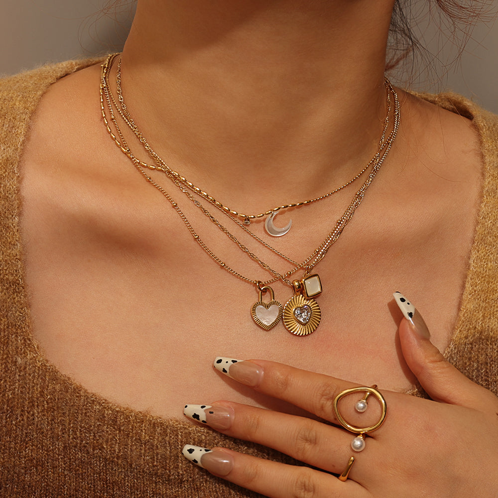 Crescent & Shell Necklace – Gold (42 + 5.5 cm)