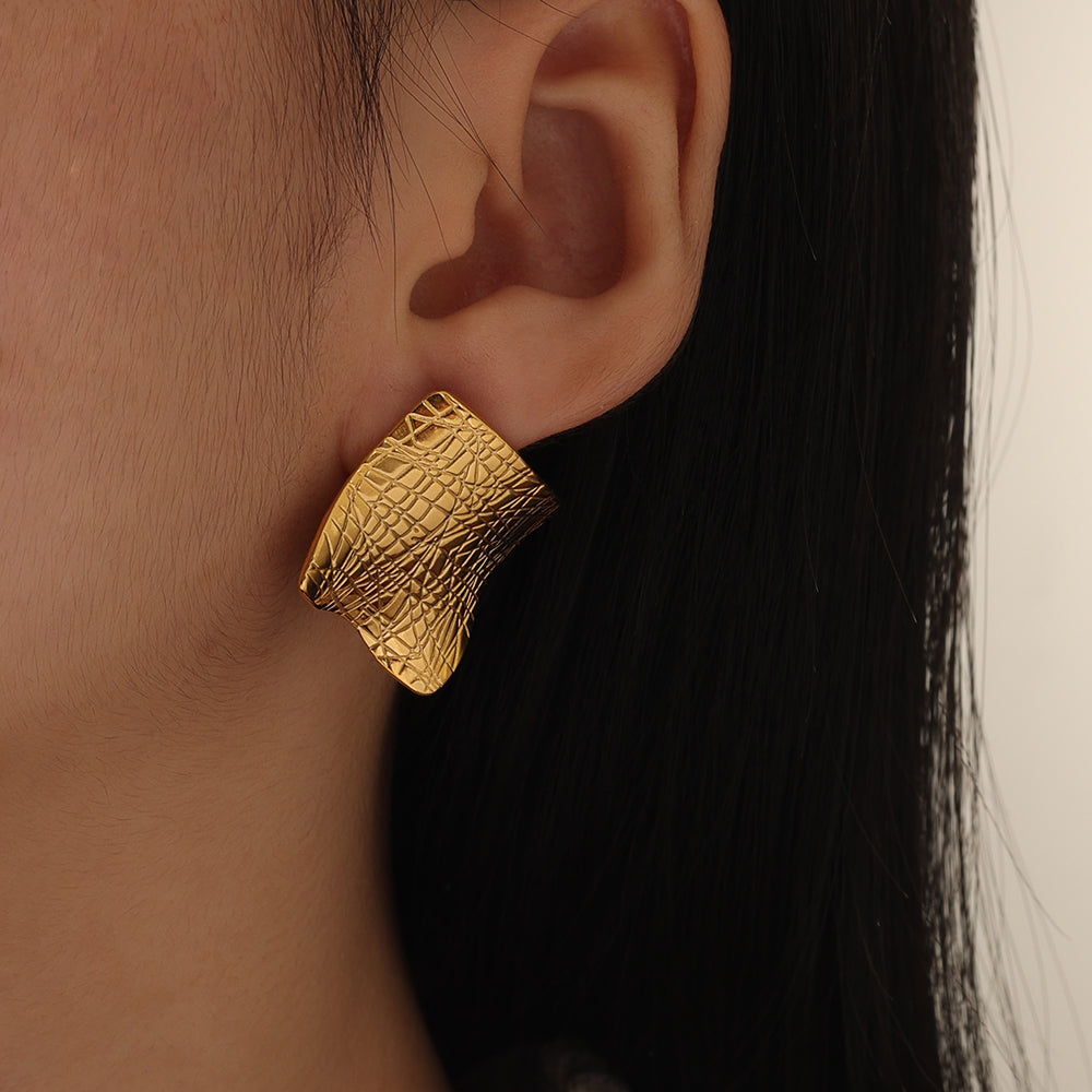 Hammered Pillow Studs – Gold (30 mm)