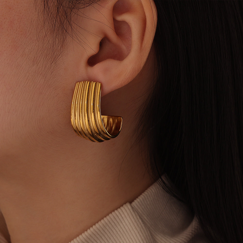 Ribbed Fan Earrings – Gold (24×28 mm)