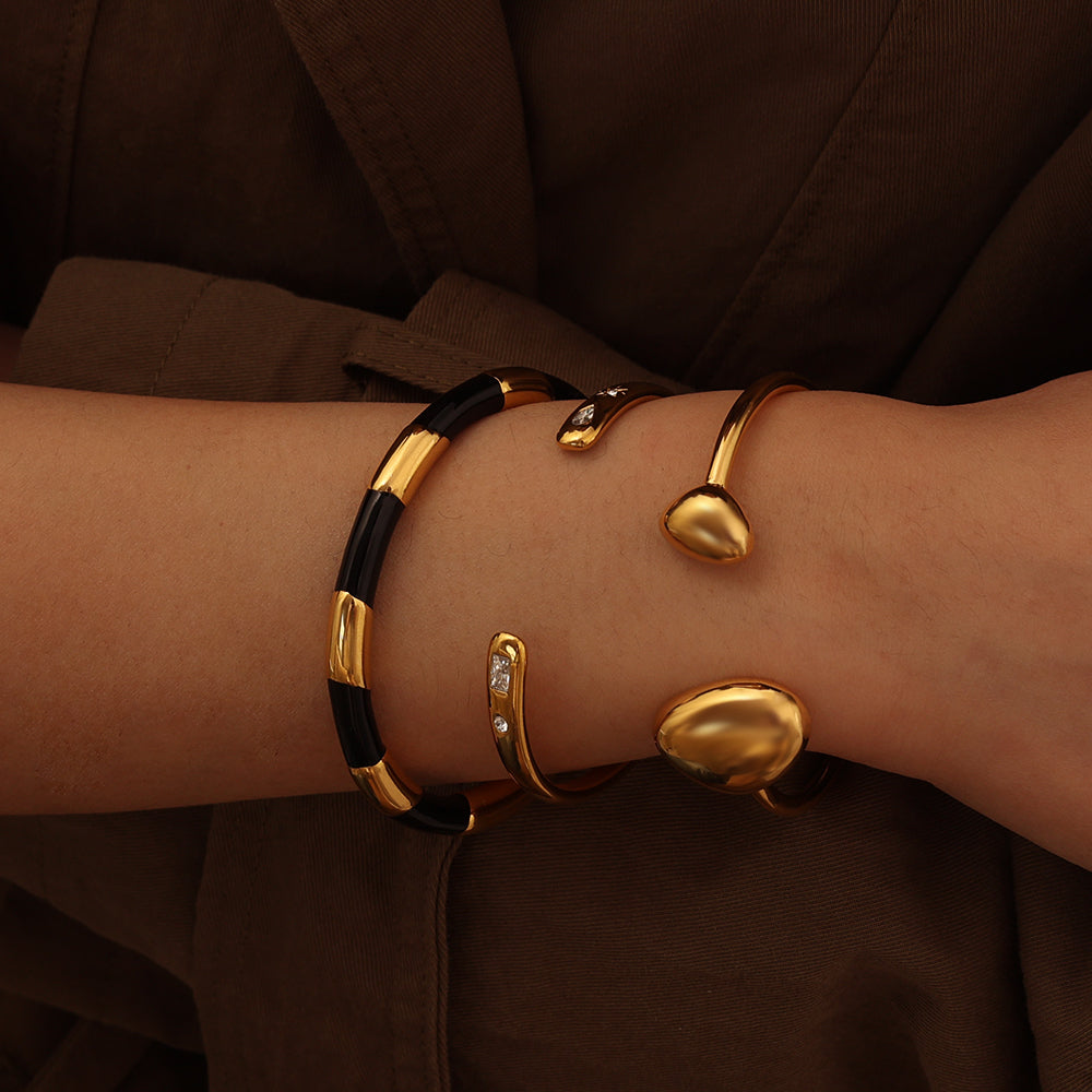Enamel Accent Bangle White & Black– Gold (60 mm)