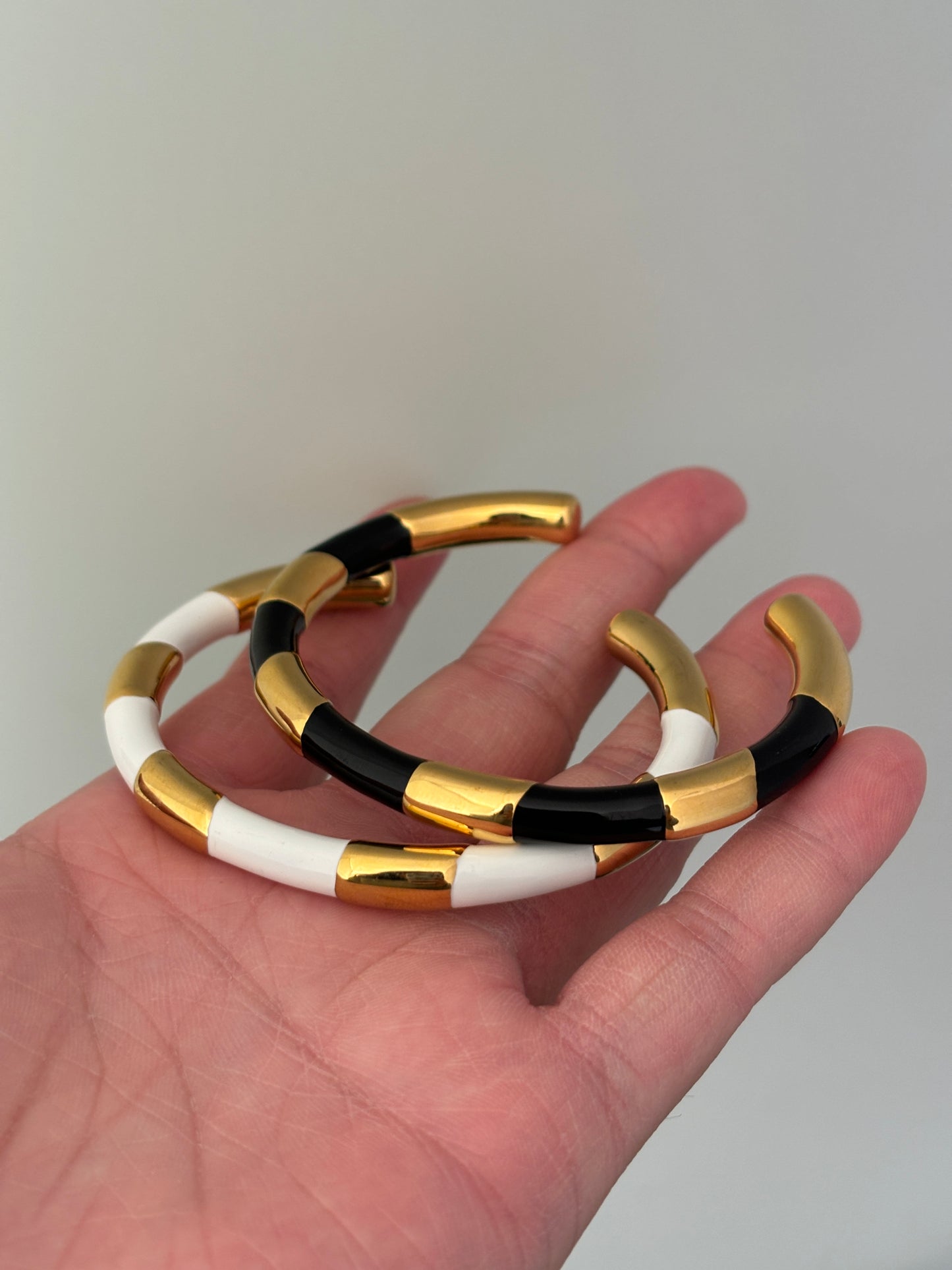 Enamel Accent Bangle White & Black– Gold (60 mm)