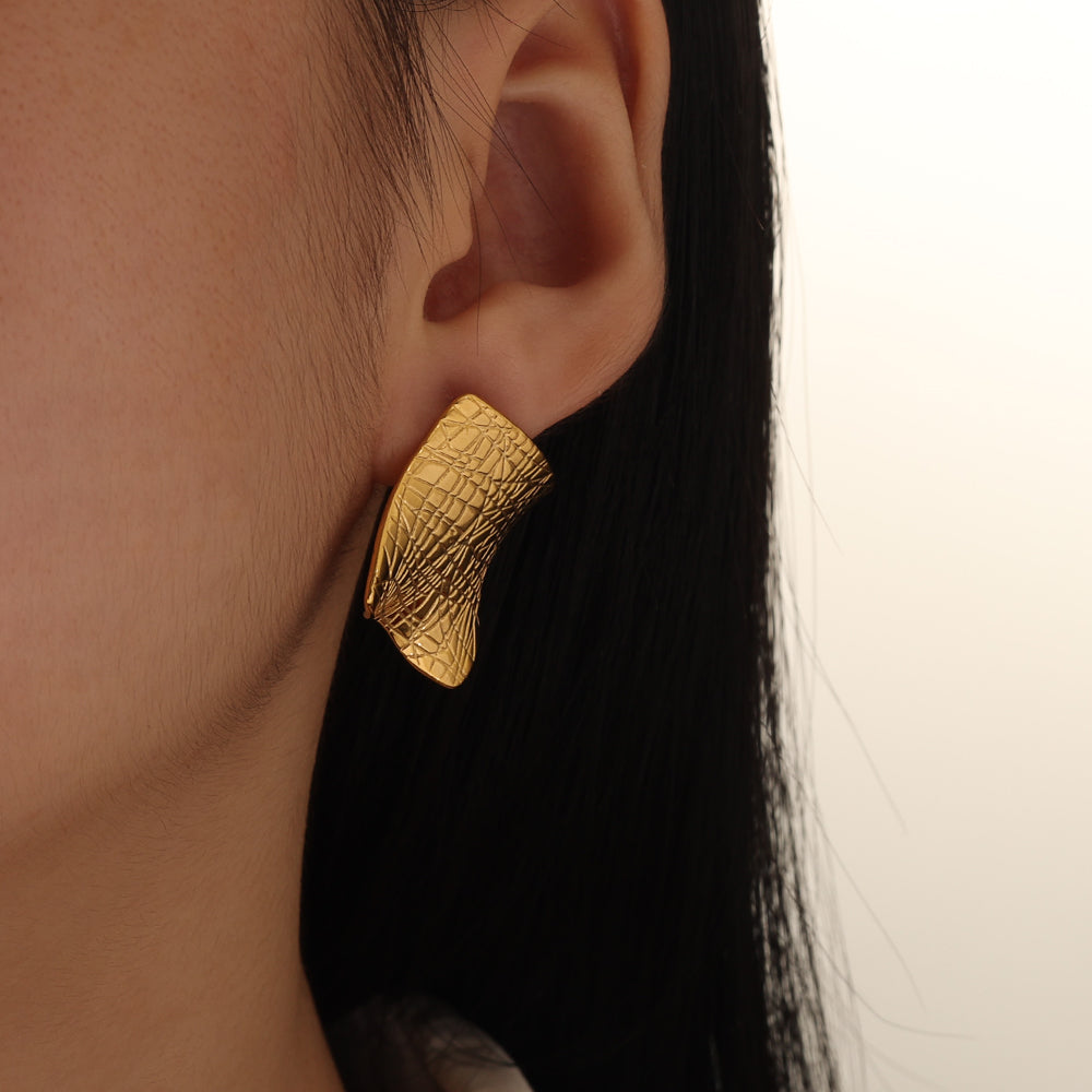 Hammered Pillow Studs – Gold (30 mm)