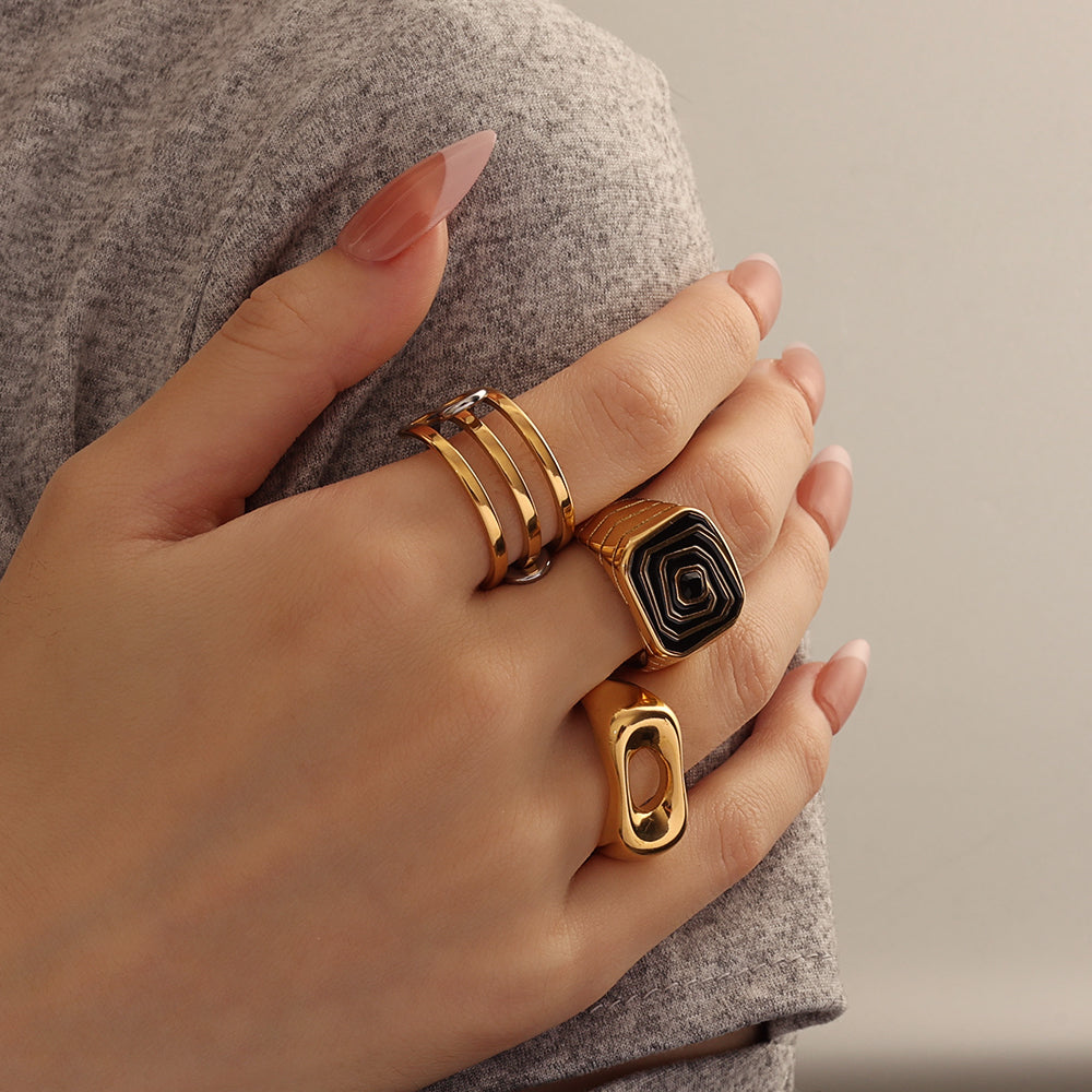 Enamel Signet Ring – Gold