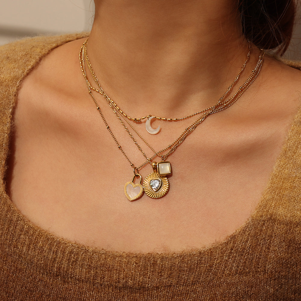 Crescent & Shell Necklace – Gold (42 + 5.5 cm)