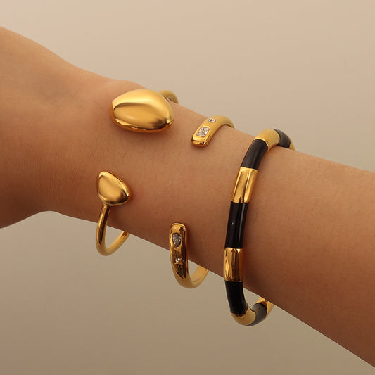 Enamel Accent Bangle White & Black– Gold (60 mm)