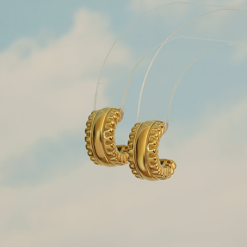 Gear-Edge Stack Huggies – Gold (18 mm)