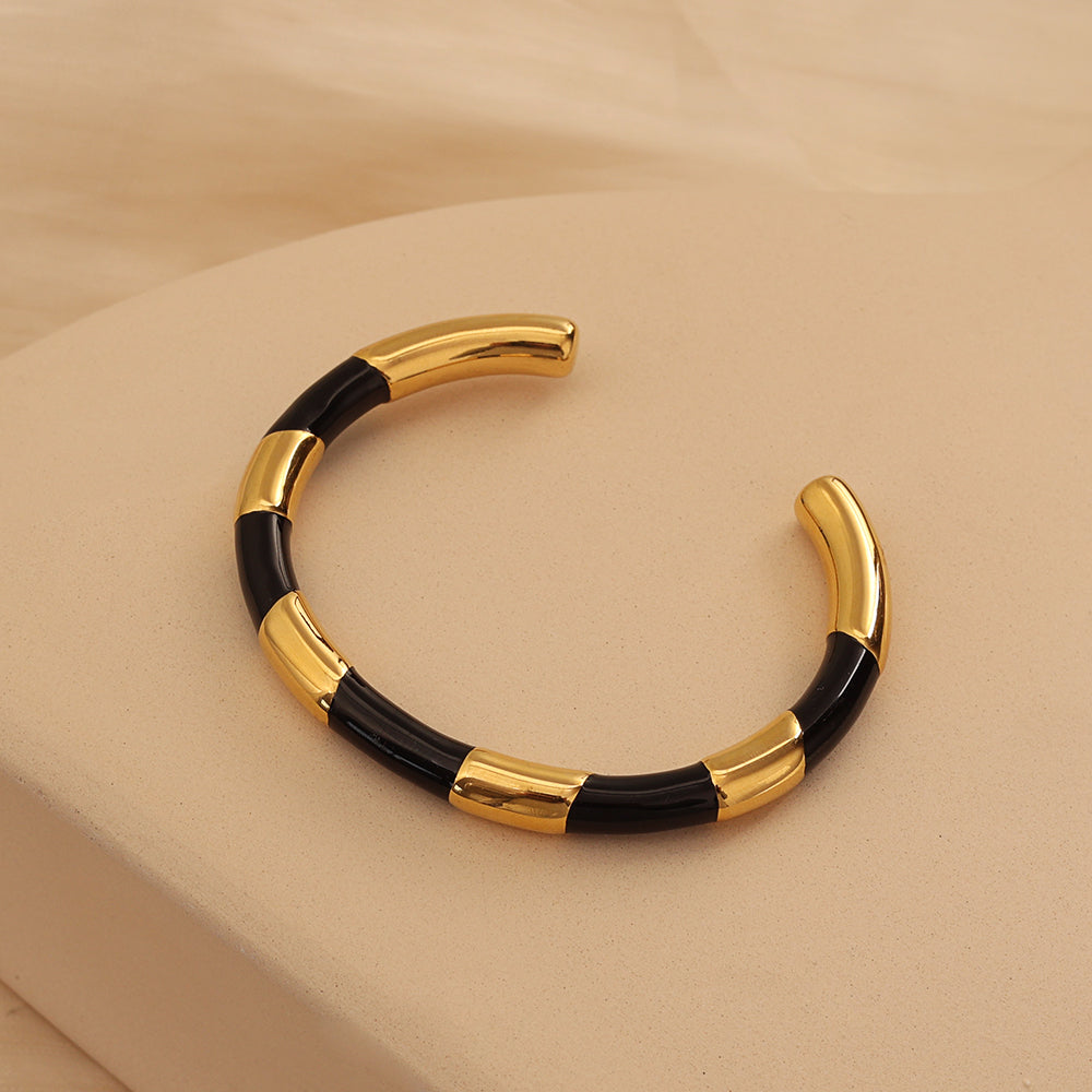 Enamel Accent Bangle White & Black– Gold (60 mm)
