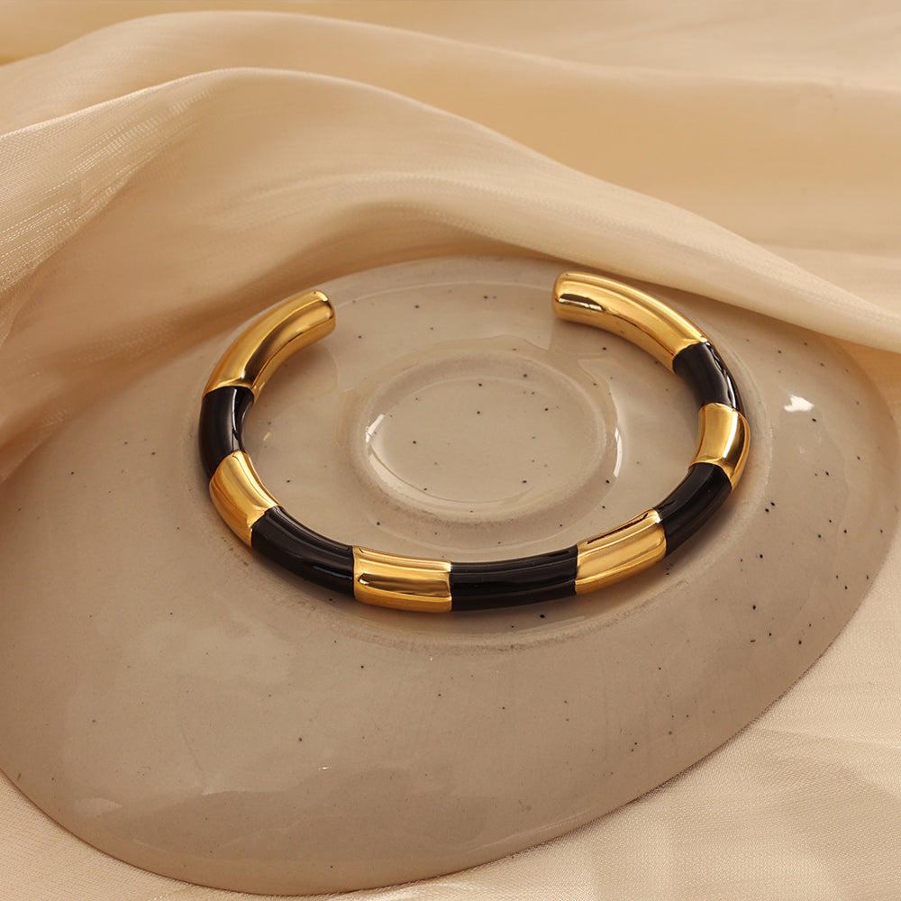 Enamel Accent Bangle White & Black– Gold (60 mm)