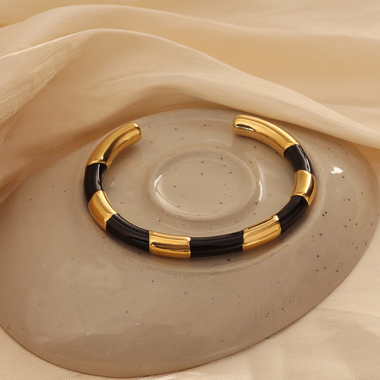 Enamel Accent Bangle White & Black– Gold (60 mm)