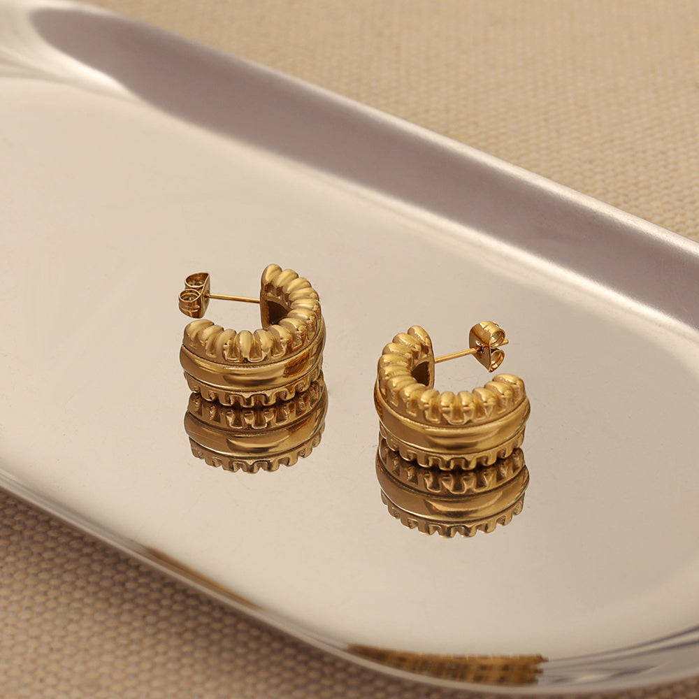 Gear-Edge Stack Huggies – Gold (18 mm)