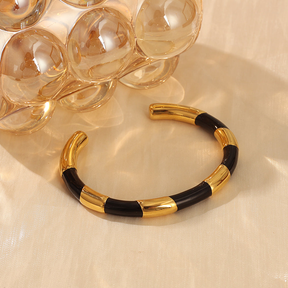 Enamel Accent Bangle White & Black– Gold (60 mm)