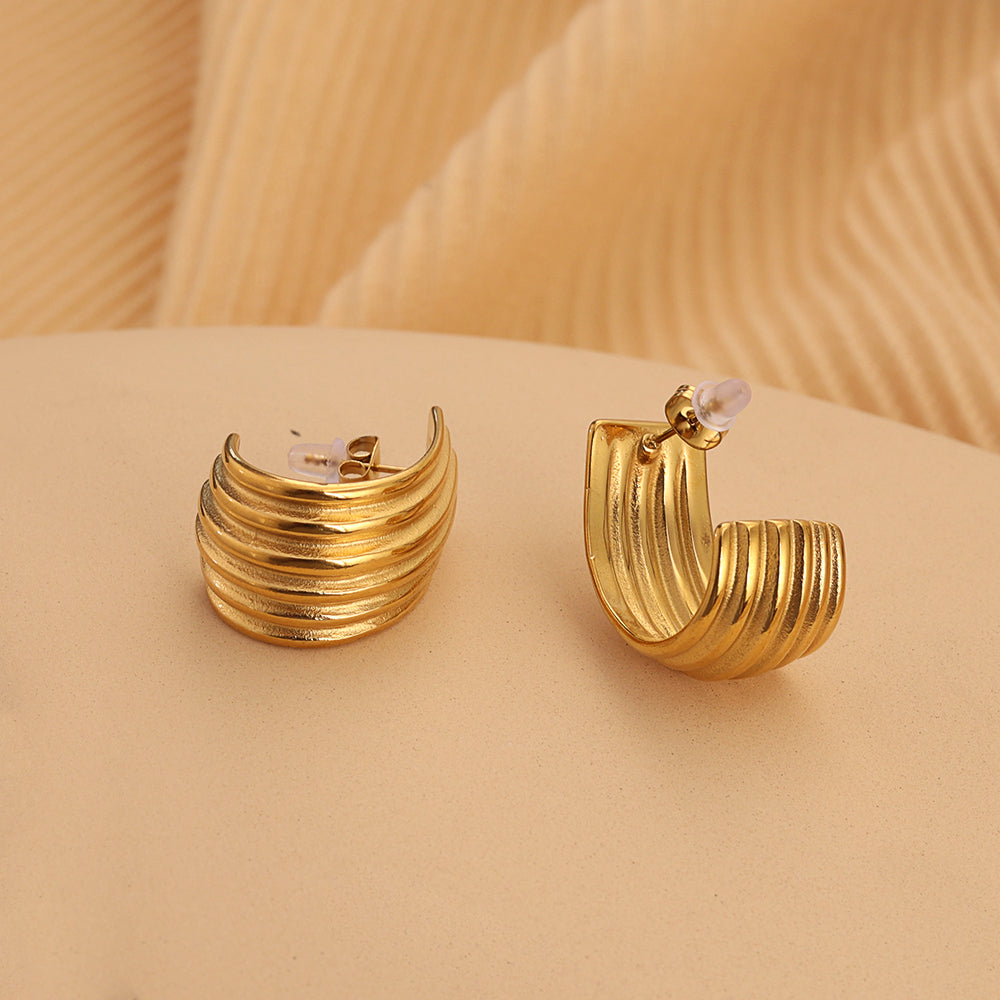 Ribbed Fan Earrings – Gold (24×28 mm)