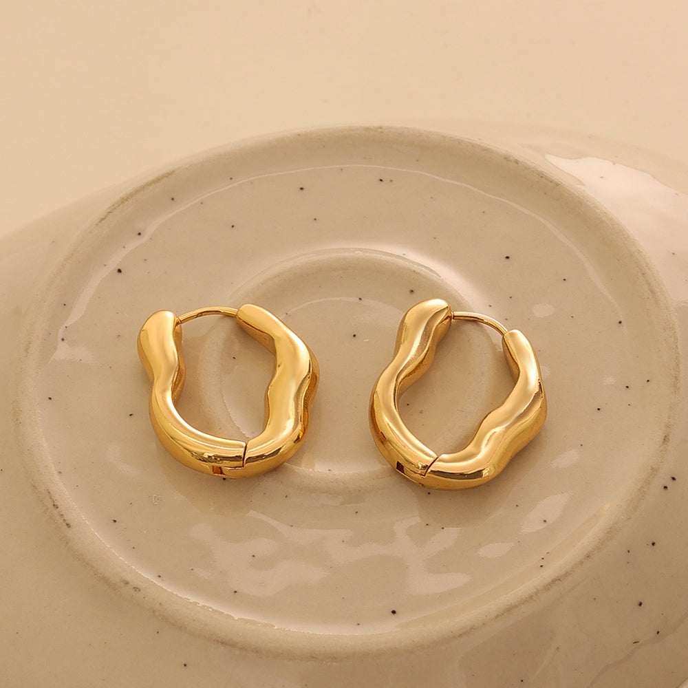 Wave Huggies – Gold (20 × 25 mm)