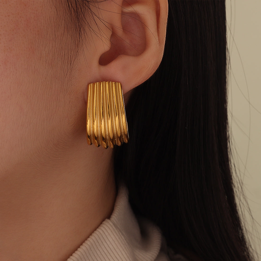 Ribbed Fan Earrings – Gold (24×28 mm)