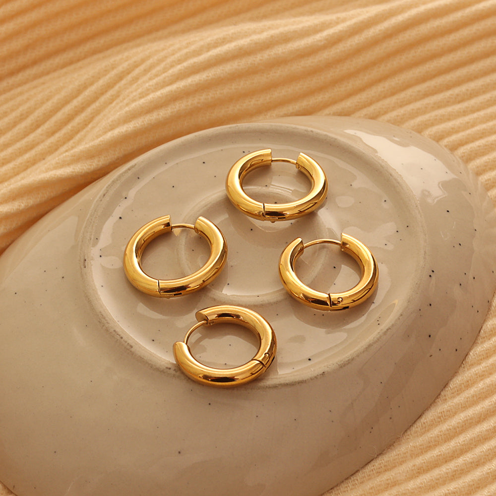 Sleek Mini Hoops – Gold (22 × 4 mm)