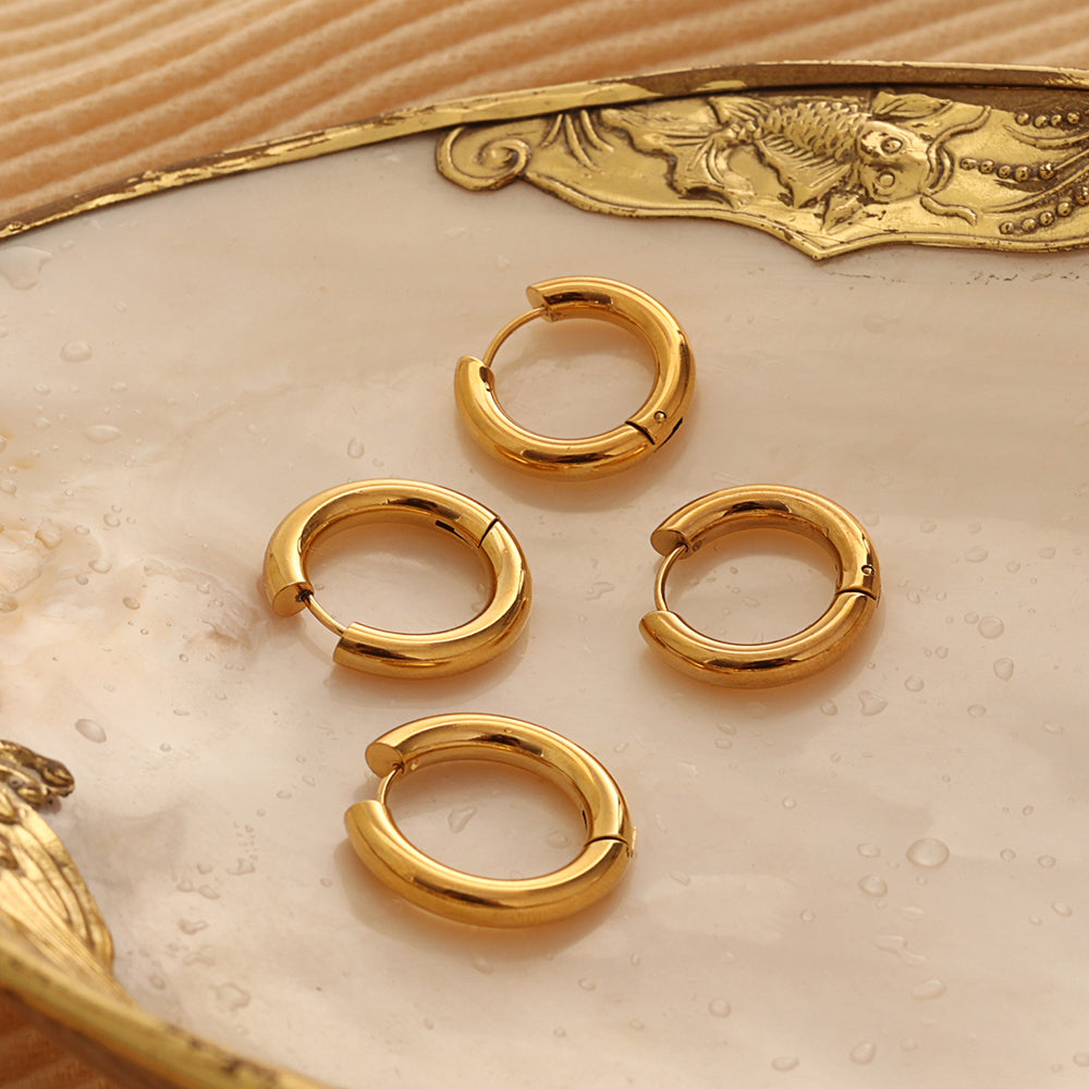 Sleek Mini Hoops – Gold (22 × 4 mm)