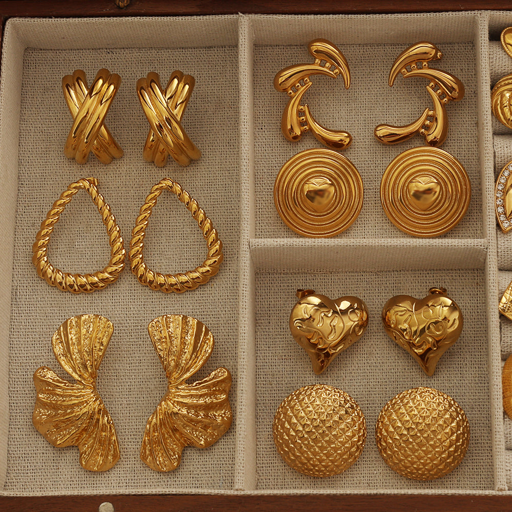Twisted X Earrings – Gold (20 × 32.7 mm)