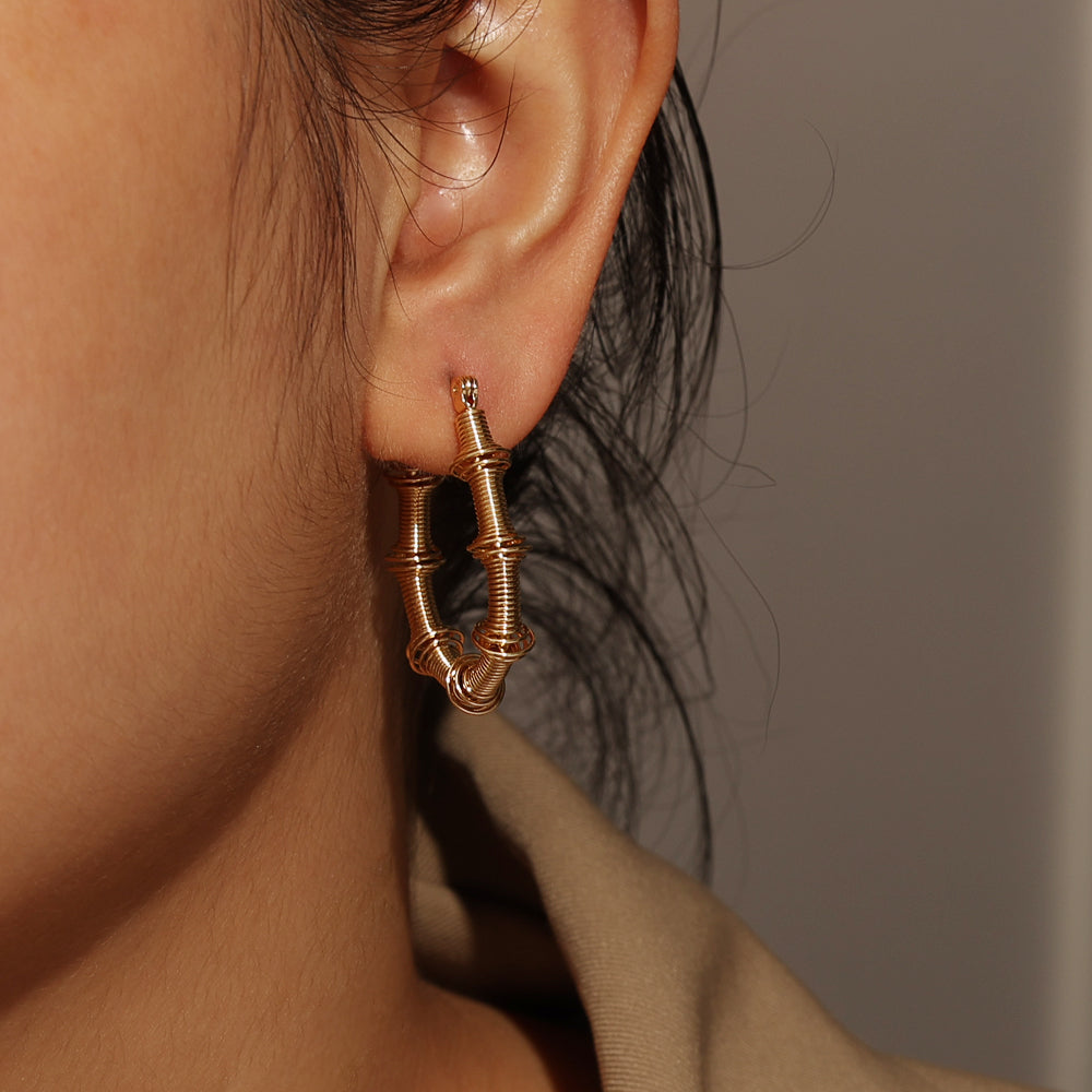 Sculpted Hoop Earrings – Gold (27 × 34 mm)