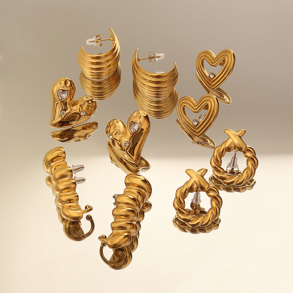 Ribbed Fan Earrings – Gold (24×28 mm)