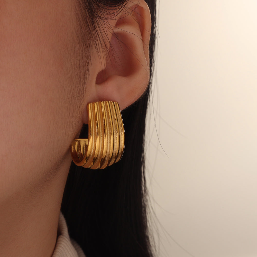 Ribbed Fan Earrings – Gold (24×28 mm)