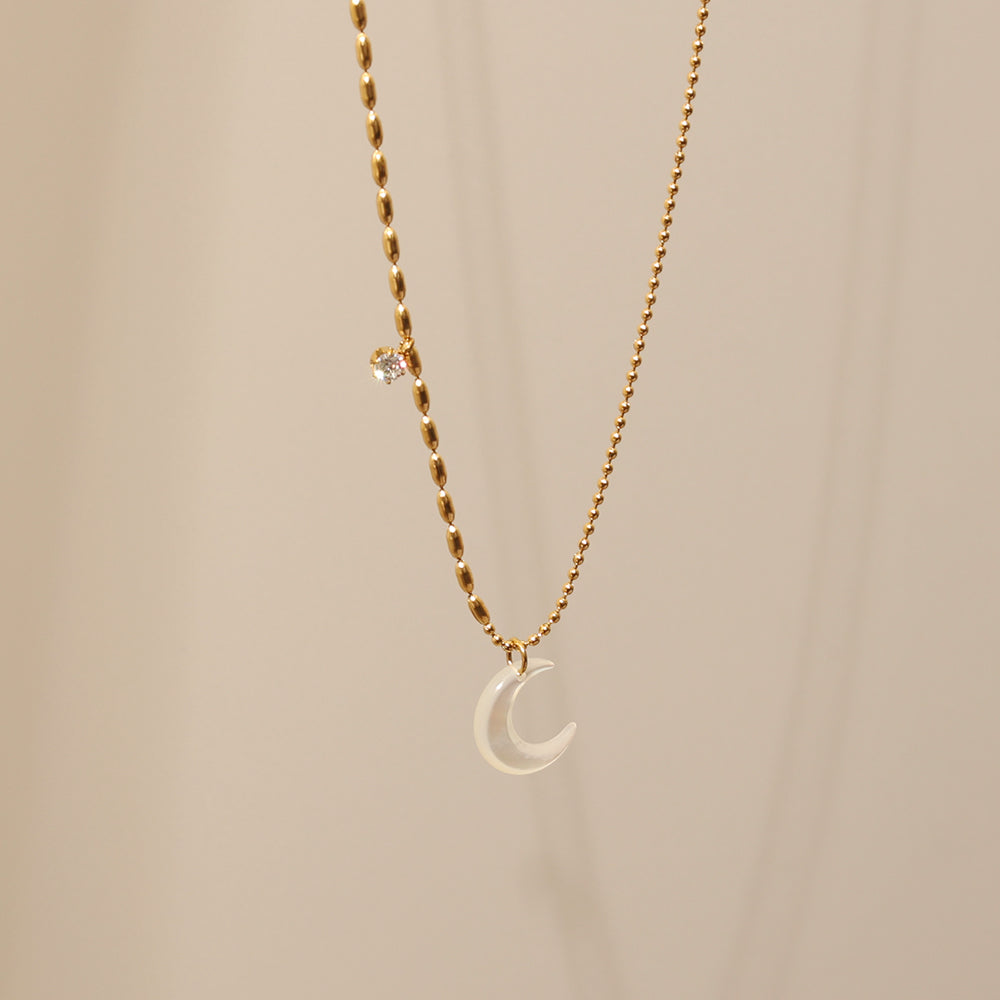 Crescent & Shell Necklace – Gold (42 + 5.5 cm)